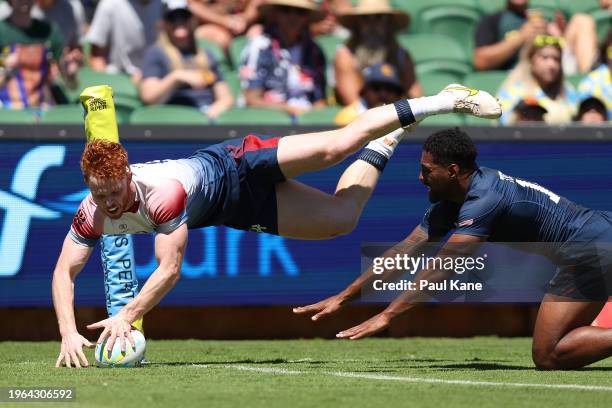 Austin Emens of Great Britain dives for a try during the 2024 Perth SVNS men's match between Great Britain and USA at HBF Park on January 27, 2024 in...