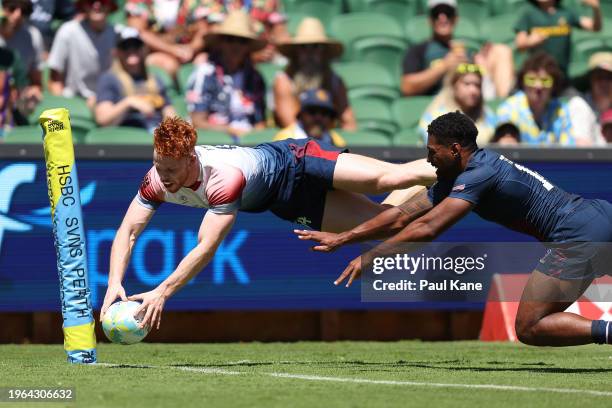 Austin Emens of Great Britain dives for a try during the 2024 Perth SVNS men's match between Great Britain and USA at HBF Park on January 27, 2024 in...