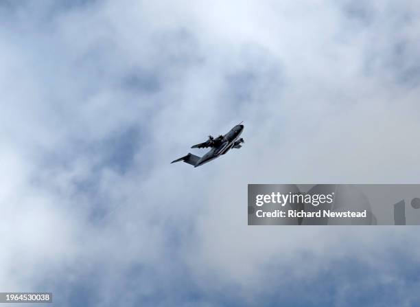 plane in flight - slipstream stock pictures, royalty-free photos & images