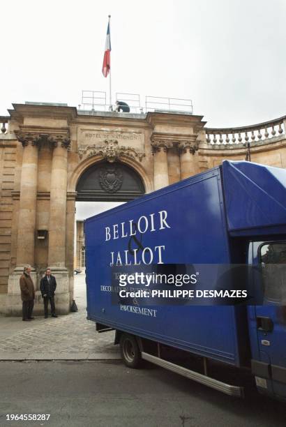 Un camion de déménagement quitte l'Hôtel Matignon, le 06 mai 2002, à Paris, peu de temps après que le Premier ministre sortant Lionel Jospin eût...