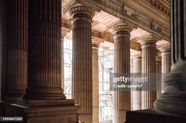 edificio histórico bruselas - columna-arquitectónica fotografías e imágenes de stock