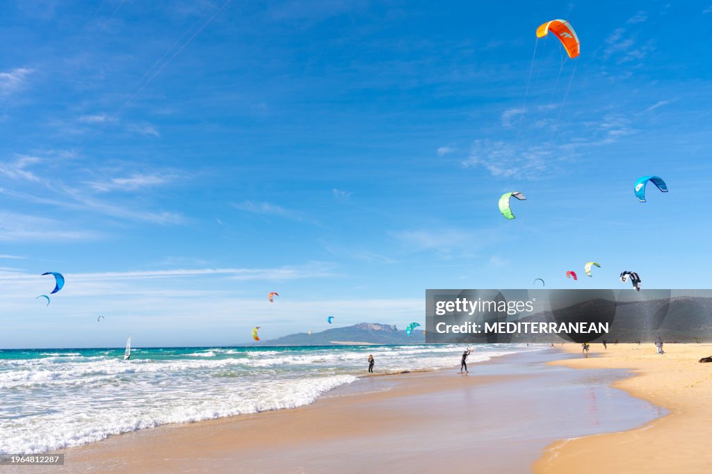 Plage de Tarifa à Cadix, ville de surf, ligne d’horizon de l’Andalousie, Espagne, avec beaucoup de cerfs-volants de kitesurf