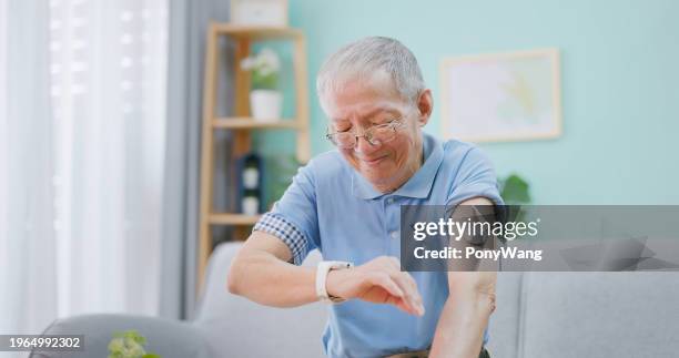 l'uomo usa cgm con smartwatch - computer indossabile foto e immagini stock