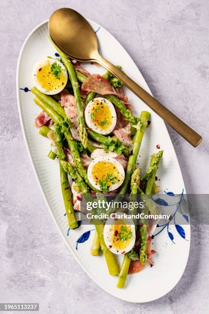 asparagus with soft boiled eggs and prosciutto - low carb diet stock pictures, royalty-free photos & images