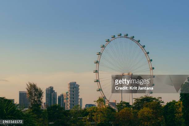 singapore flyer and the city - marina bay singapore bildbanksfoton och bilder