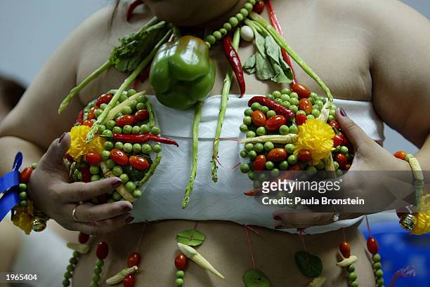 https://media.gettyimages.com/id/1965404/photo/nakhon-pathon-thailand-a-miss-jumbo-queen-contestant-holds-her-bra-made-from-vegetables-together.jpg?s=612x612&w=gi&k=20&c=iGPsz6KTyAPb_d1bGLRtdTJgkRCycTeUDQEDklImxLQ=