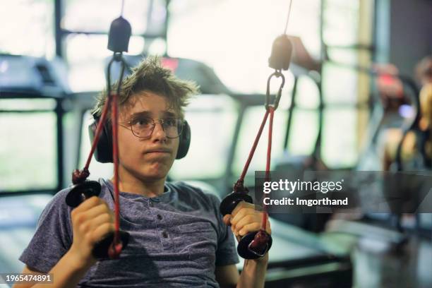 adolescent faisant de l’exercice dans un gymnase - body building photos et images de collection