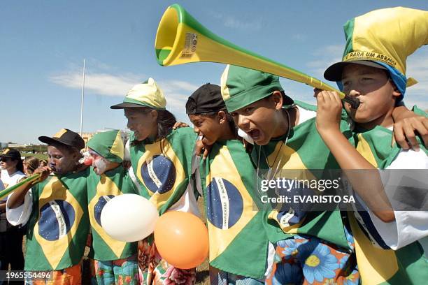 Group of children wearing the Brazilian colors and flag, chant for peace, 17 May 2002, during a manifestation on the Esplanade of Ministers in...