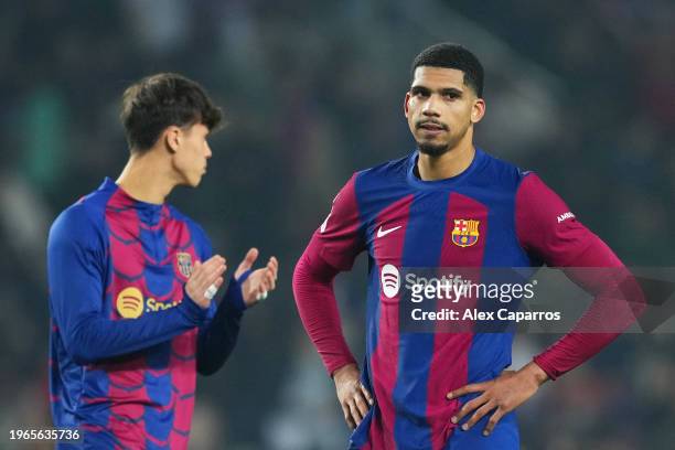 Ronald Araujo of FC Barcelona looks dejected at full-time following the teams defeat in the LaLiga EA Sports match between FC Barcelona and...