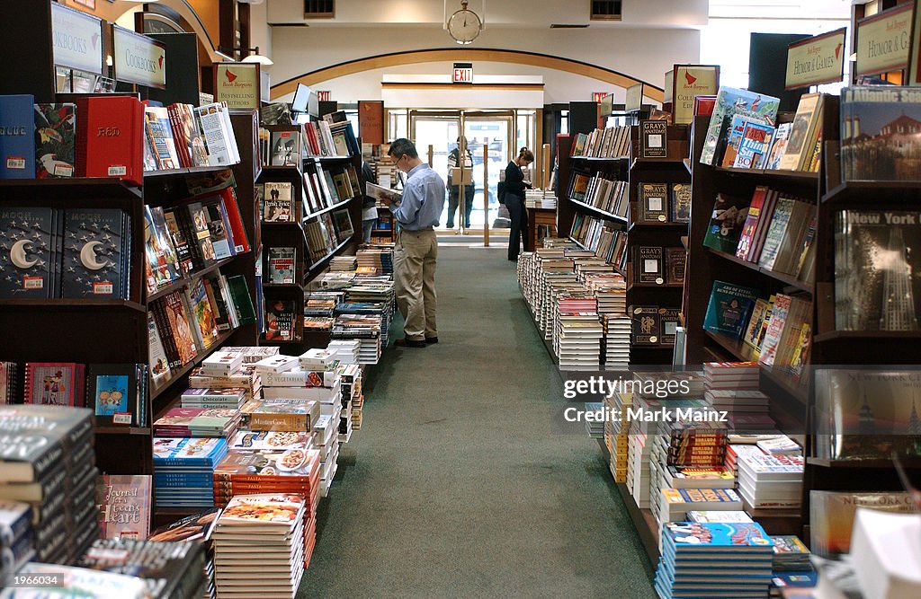 Customers Shop At Barnes And Noble In Rockefeller Center 