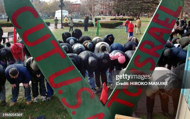 Palestinian supporters pray before staging a demonstration against conflicts in the Middle East, 22 December 2000, at Lafayette Park in Washington,...