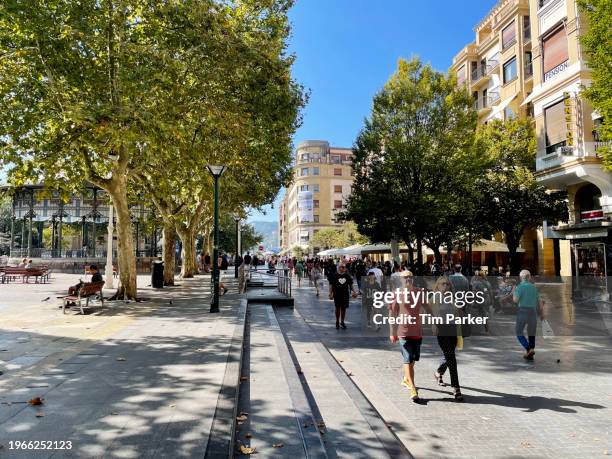 tourists in san sebastian - pedestrian zone stock pictures, royalty-free photos & images
