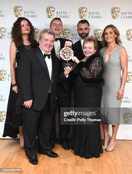 Lowri Morgan and Ffion Dafis with Rondo Production Team winners of Live Outside Broadcast Award for Cor Cymru: Y Rownd Derfynol