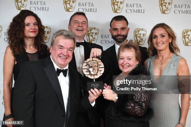 Lowri Morgan and Ffion Dafis with Rondo Production Team winners of Live Outside Broadcast Award for Cor Cymru: Y Rownd Derfynol