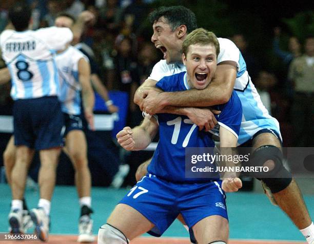 Pablo Meana y Jorge Elgueta de Argentina celebran tras vencer a Venezuela en Caracas el 11 de enero de 2004, en partido de los Preolímpicos...