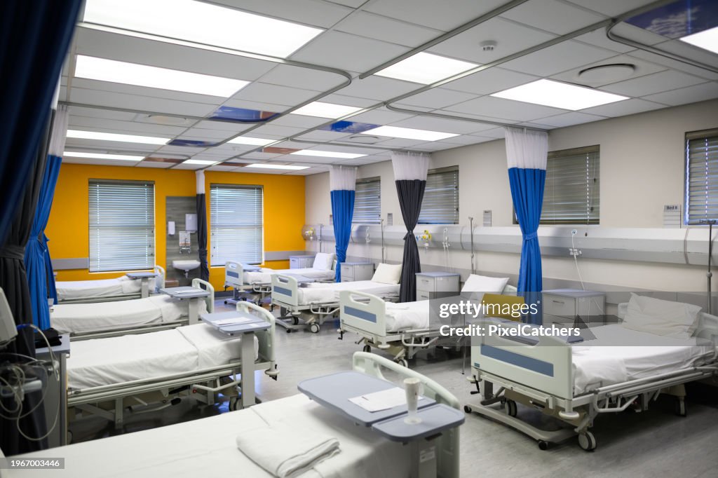 Leitos amplos em enfermaria hospitalar