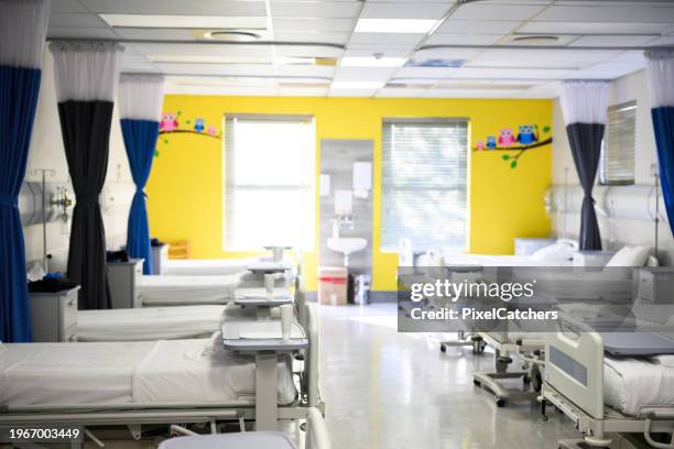 cama de hospital en sala del hospital infantil - hospital infantil fotografías e imágenes de stock