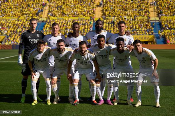 Players of Real Madrid pose for a team photograph prior to the LaLiga EA Sports match between UD Las Palmas and Real Madrid CF at Estadio Gran...
