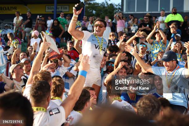 Rodrigo Isgro of Argentina and team mates celebrates with supporters after winning the 2024 Perth SVNS men's Cup Final match between Argentina and...