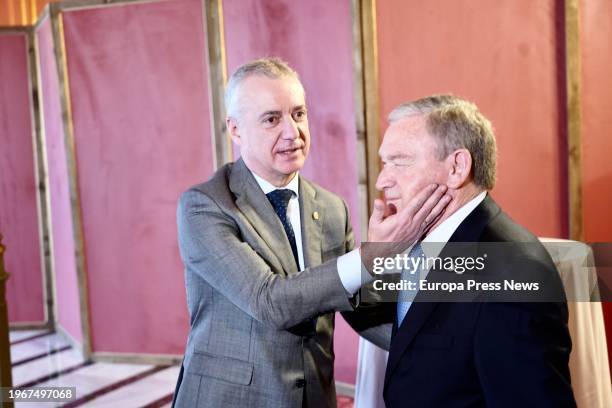 The Lehendakari, Iñigo Urkullu , greets the ex-football player and soccer coach, Javier Clemente , during the Sabino Arana Awards 2023 gala, at the...