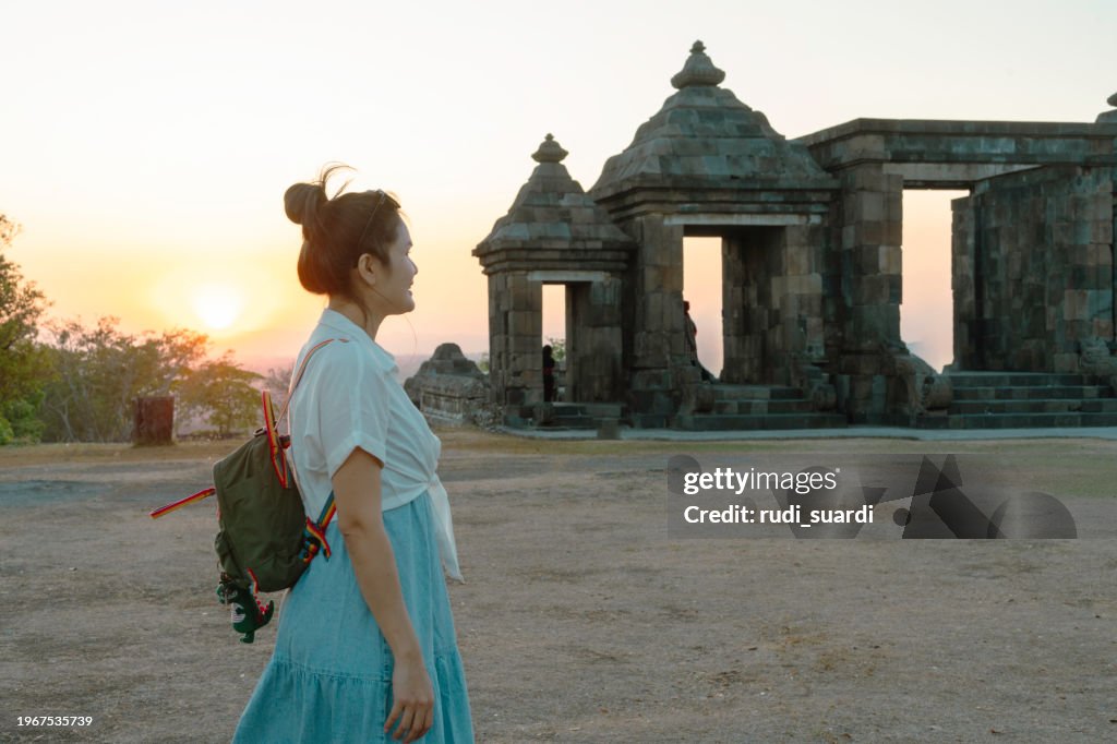 Tourist beobachtet den Ratu Boko Tempel
