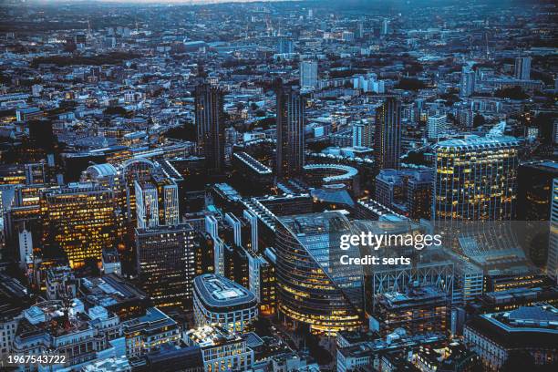 el horizonte de la ciudad de londres por la noche, reino unido - londres inglaterra fotografías e imágenes de stock