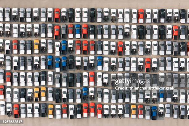 aerial view a lot of car waiting to be sold. - tweedehands autoverkoop stockfoto's en -beelden