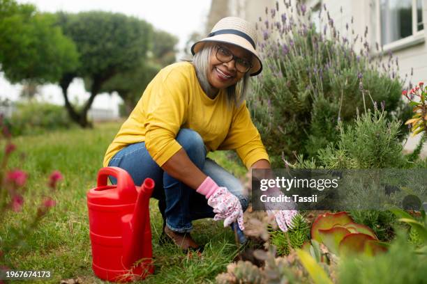 senior, mujer y retrato para jardinería en jardín con felicidad para la agricultura, la sostenibilidad y la jubilación. anciano, persona y sombrero en el patio trasero con guantes para flores, hojas y horticultura - jardinería fotografías e imágenes de stock