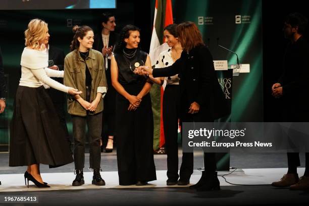 The president of the Sabino Arana Foundation, Mireia Zarate , and the ambassador of the Laboral Kutxa-Fundacion Euskadi women's team, Joane Somarriba...