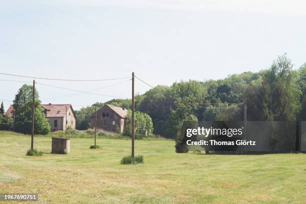 an old farm in the eastern german province - bauernhaus stock-fotos und bilder