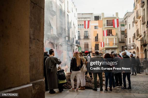 Several people watch calçots being roasted on January 28 in Valls, Tarragona, Catalonia, Spain. On the last Sunday of January, the Great Calçotada...