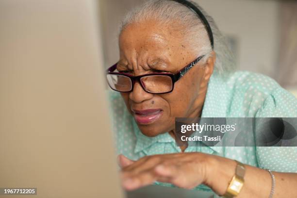 Senior Confused Using Computer 376 Mature Woman Confused Computer Stock Photos, High-Res Pictures, and ...