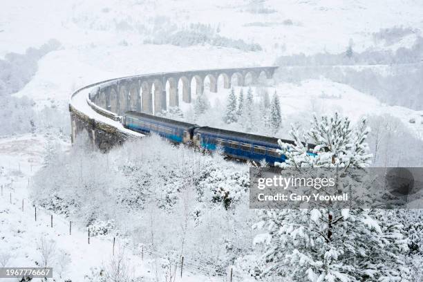 glenfinnan viaduct in winter snow - phénomène climatique extrême photos et images de collection