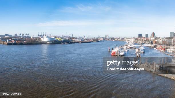 panoramaaufnahme des hamburger hafens - hamburger hafen stock-fotos und bilder