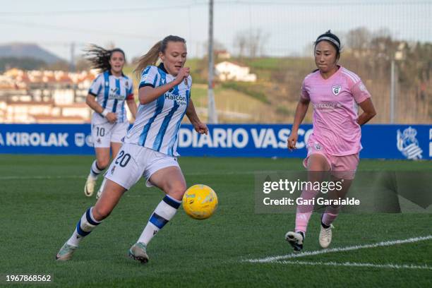 Synne Jensen of Real Sociedad vies with Lee Young-Ju of Madrid CFF during the Primera Division Femenina match between Real Sociedad and Madrid CFF at...