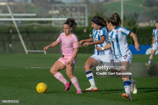 Itziar Pinillos of Madrid CFF vies with Andreia Jacinto and Izarne Sarasola of Real Sociedad during the Primera Division Femenina match between Real...