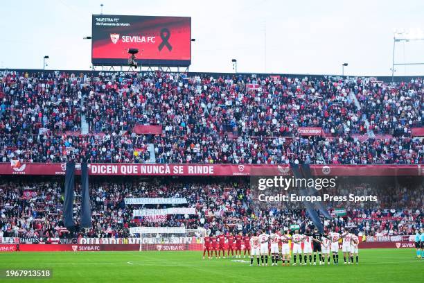 Tribute from Sevilla FC to the three fans who died last Thursday while traveling to the Copa del Rey match against Atletico de Madrid during the...