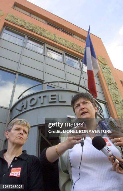 La porte-parole de la CGT, Gisèle Vidalet , s'adresse aux militants CGT réunis, le 11 juin 2002 à Toulouse devant le commissariat de police, pour...