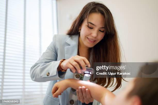 dermatologist is using dermatoscope for arm skin examination - skin cancer face 個照片及圖片檔