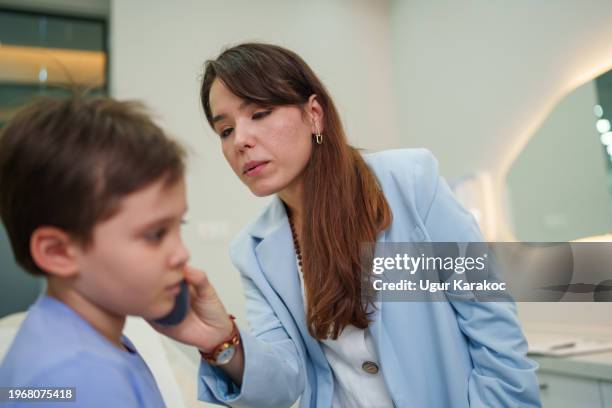 dermatologist is using dermatoscope for child skin examination - skin cancer face 個照片及圖片檔