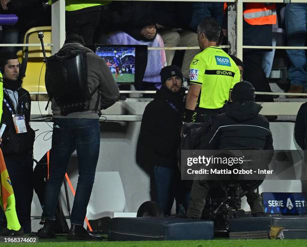 Referee Gianluca Aureliano consults the VAR monito during the Serie A TIM match between ACF Fiorentina and FC Internazionale - Serie A TIM at Stadio...