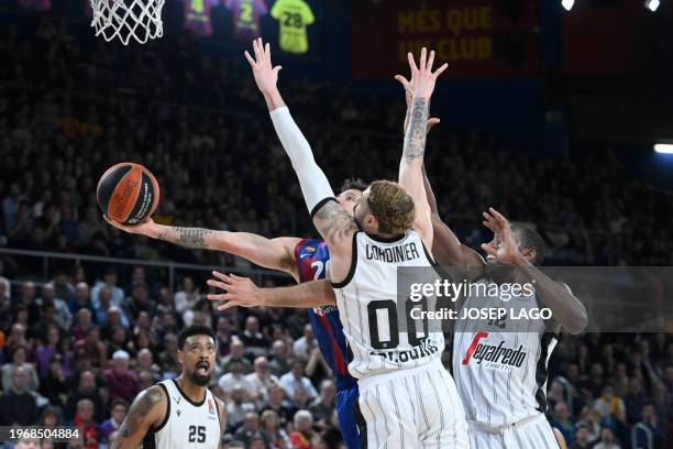 Barcelona's Argentinian guard Nicolas Laprovittola tries to put up the ball as he is defended by Bologna's French guard Isaia Cordinier and Bologna's...