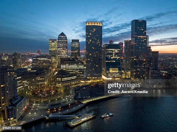 luftaufnahme der skyline der stadt in der dämmerung, london - canary wharf stock-fotos und bilder