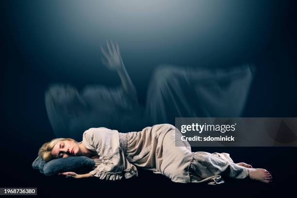 mujer despertando dentro de un sueño - soñar fotografías e imágenes de stock