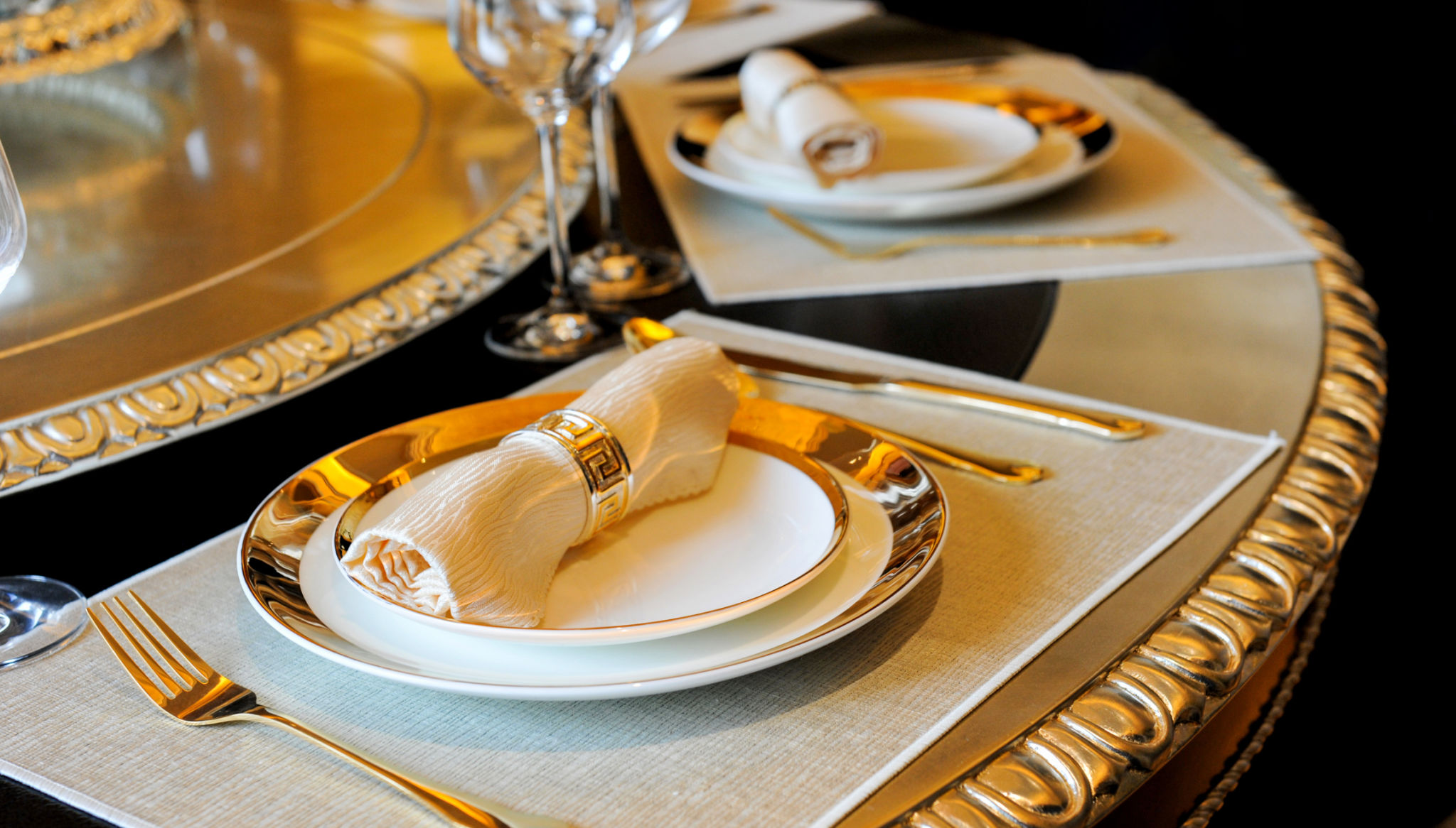luxury dining table