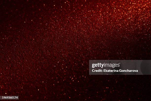 red glittering bokeh background. - mise au point au second plan photos et images de collection