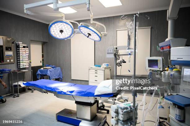 totaler leerer operationssaal mit op-tisch - operationstisch stock-fotos und bilder