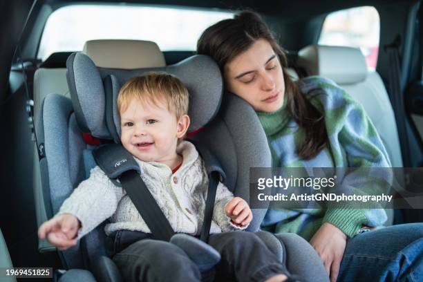 viaggiare con la mamma in macchina. - sleeping in car foto e immagini stock
