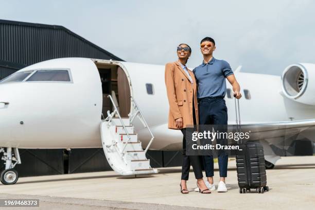 passagers variés sur toute la longueur arrivant à destination en jet privé de taille moyenne. entrepreneurs fortunés utilisant l’avion privé. - aviation-générale photos et images de collection