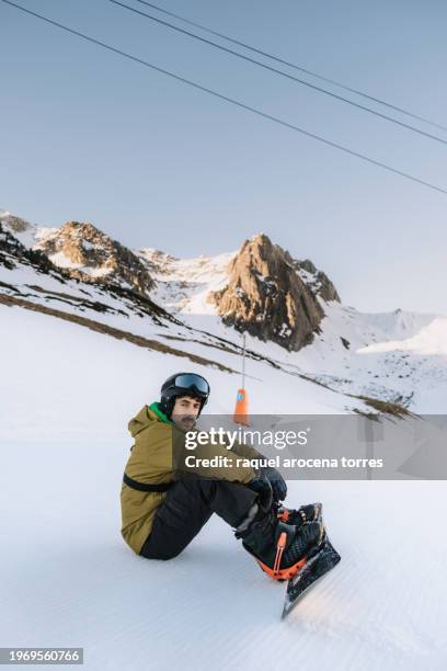 adult man sitting in the snow snowboarding - nevada winter stock pictures, royalty-free photos & images